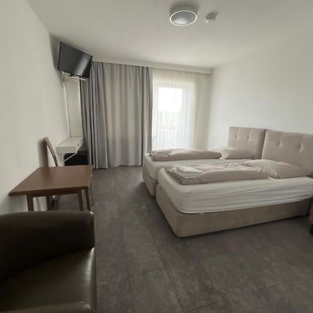 F Hotel 24H Check-In Horsching ภายนอก รูปภาพ