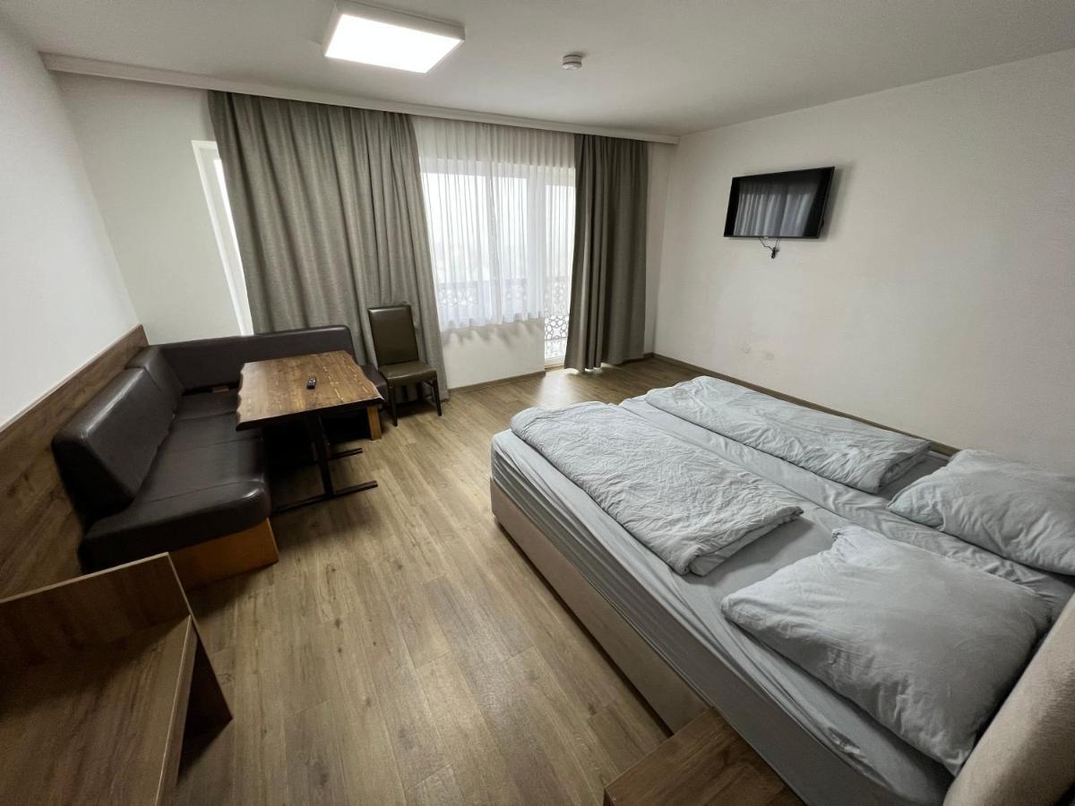 F Hotel 24H Check-In Horsching ภายนอก รูปภาพ