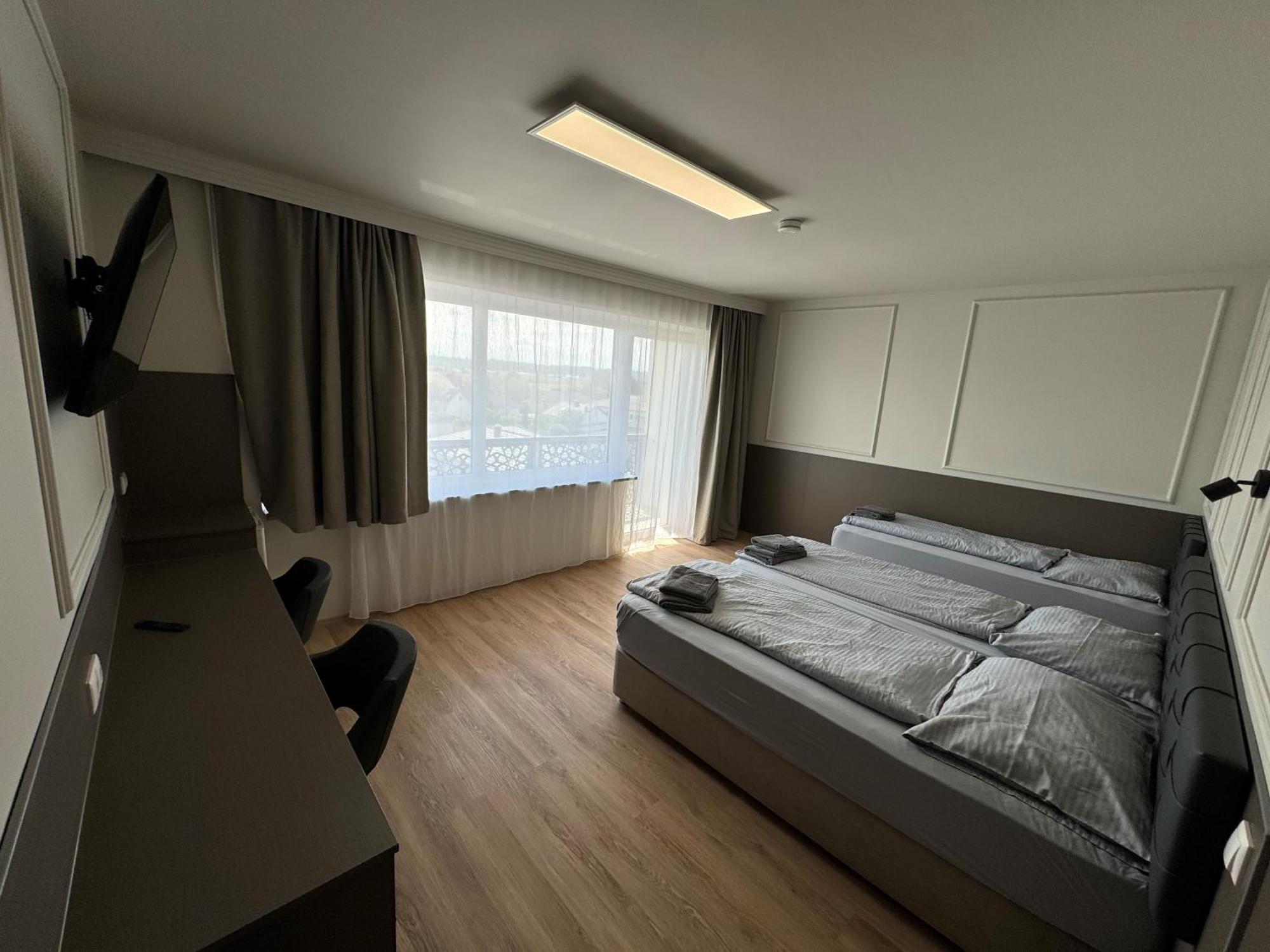 F Hotel 24H Check-In Horsching ภายนอก รูปภาพ