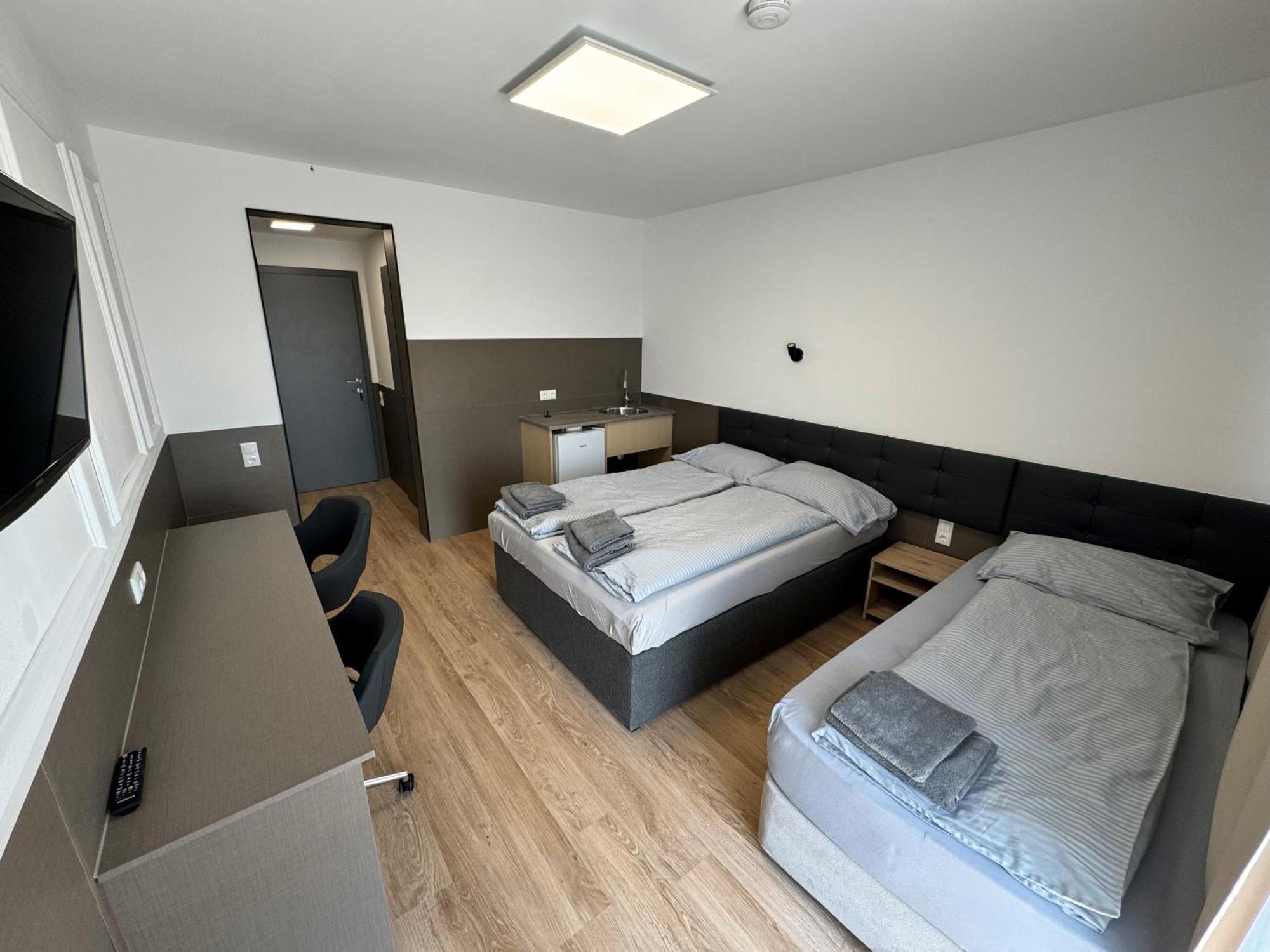 F Hotel 24H Check-In Horsching ภายนอก รูปภาพ