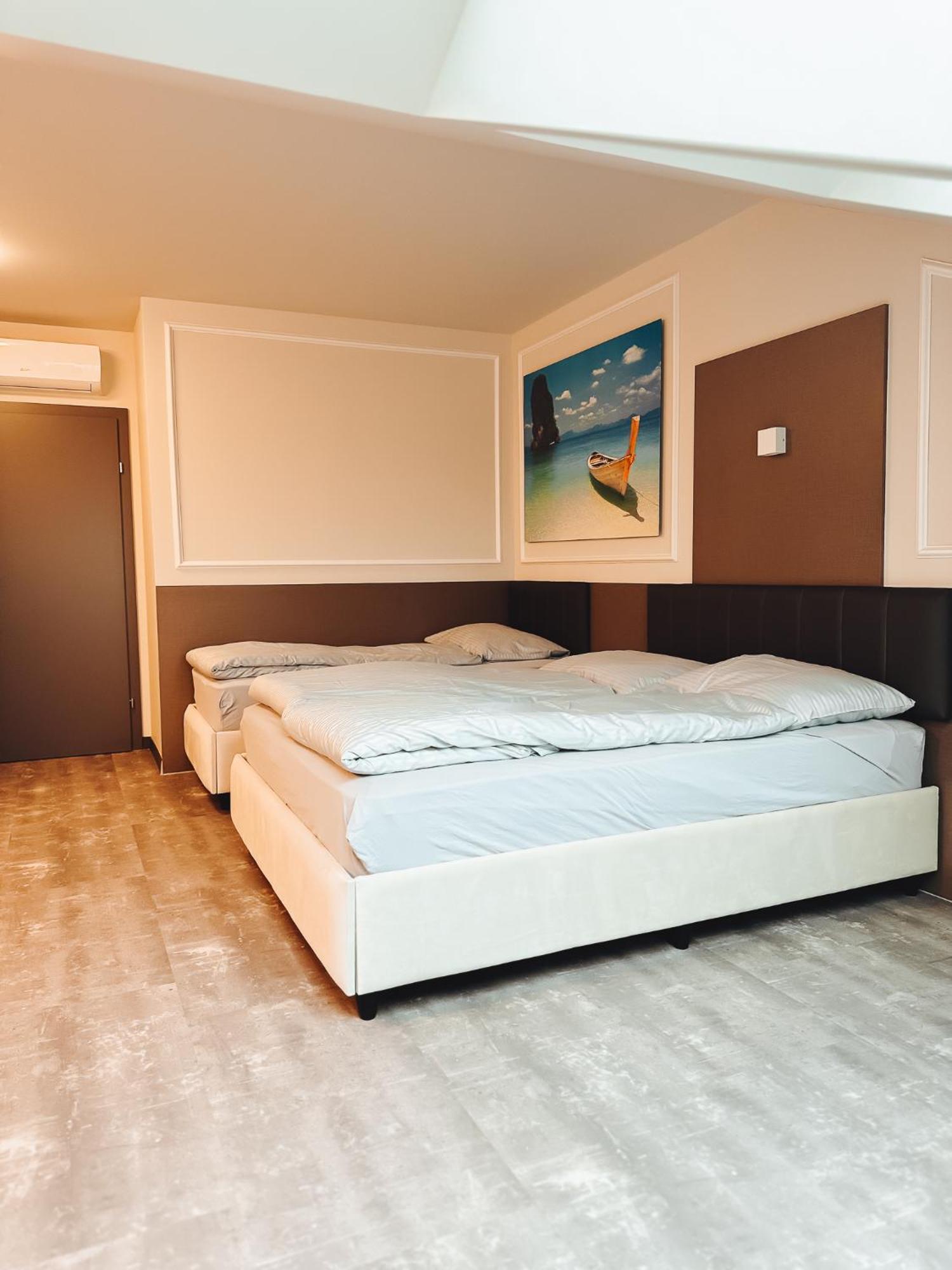 F Hotel 24H Check-In Horsching ภายนอก รูปภาพ