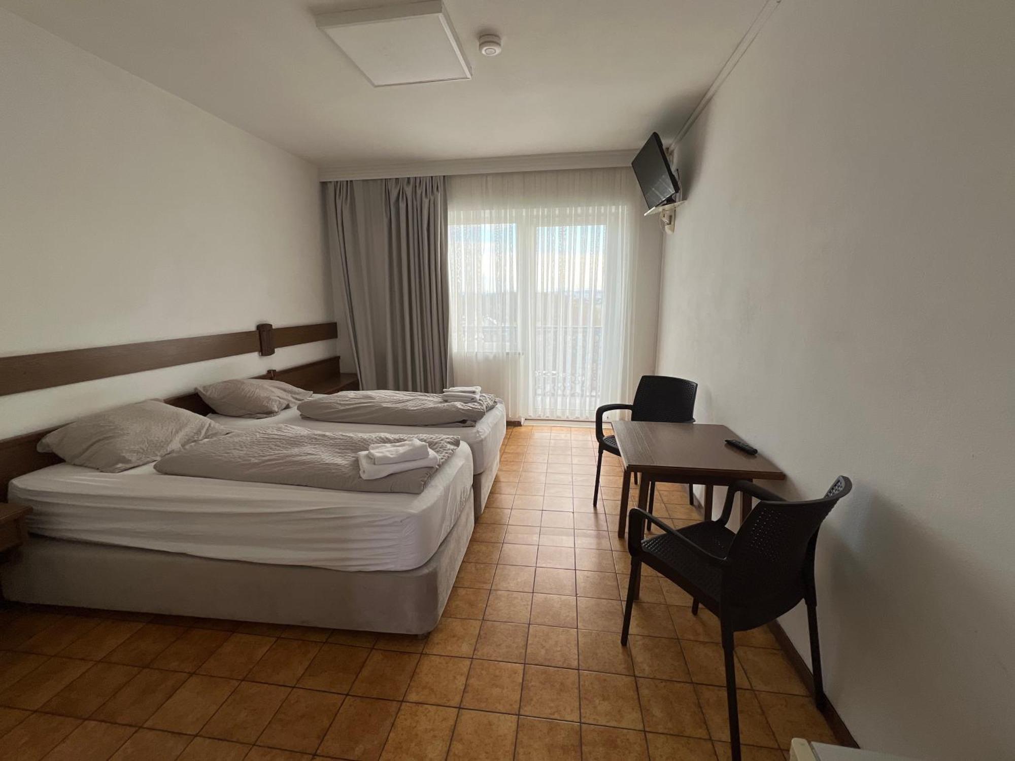 F Hotel 24H Check-In Horsching ภายนอก รูปภาพ