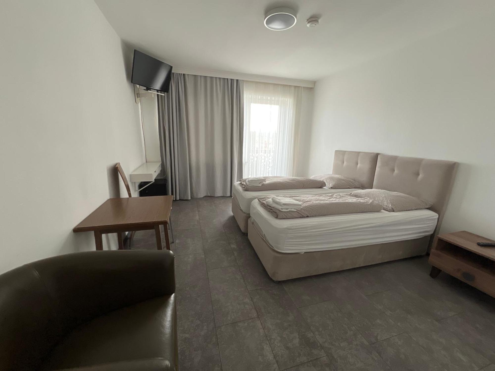 F Hotel 24H Check-In Horsching ภายนอก รูปภาพ